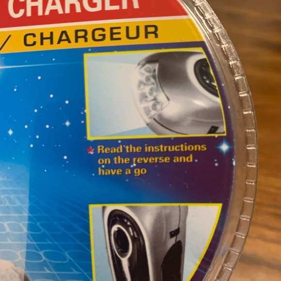 Hand crank powered flashlight - Picture 4 of 4